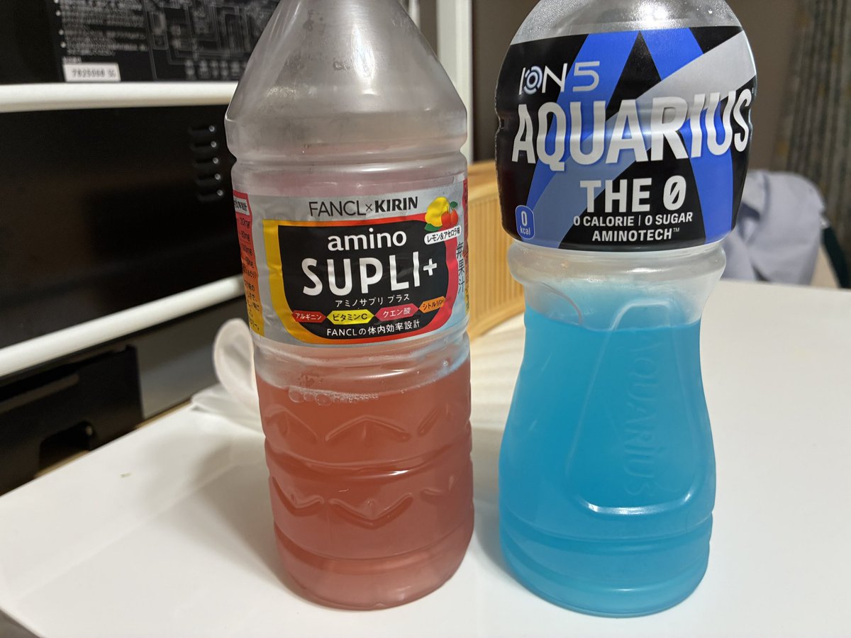 ChueiMoon's tweet photo. 今日もらった飲み物２つ、奇跡的にハロウィンの花嫁に出てくる爆弾みたいな色だった。 https://t.co/dS5VaPTmJA