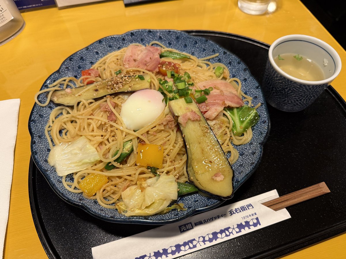 madaraudon's tweet photo. 五右衛門の季節もの、三元豚と夏野菜づくしのよくばりスパゲッティー（醤油バター）🍝
油の染みたナスにパプリカなどたっぷり野菜に醤油バター味のパスタめちゃくちゃうまい！！
醤油、バター、化調なんかじゃこの味にならなそうでマジでどういう味付けするとこの味になるんや？
これは内部の潜入捜査(バイト)するしかないな…
