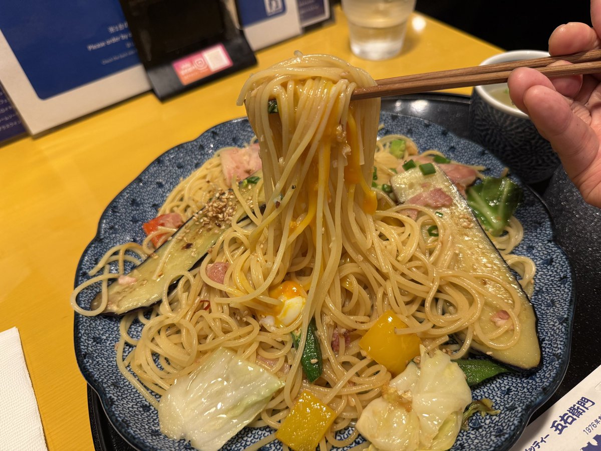 madaraudon's tweet photo. 五右衛門の季節もの、三元豚と夏野菜づくしのよくばりスパゲッティー（醤油バター）🍝
油の染みたナスにパプリカなどたっぷり野菜に醤油バター味のパスタめちゃくちゃうまい！！
醤油、バター、化調なんかじゃこの味にならなそうでマジでどういう味付けするとこの味になるんや？
これは内部の潜入捜査(バイト)するしかないな…