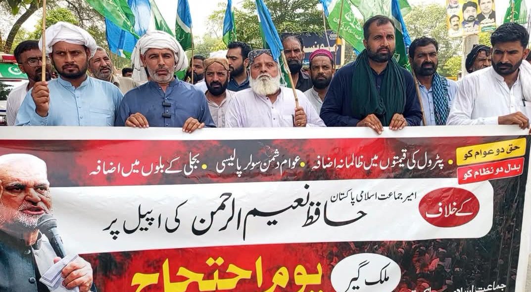 sanahkhamisani's tweet photo. پیٹرول کی قیمت میں کمی نہ کرنا براہِ راست عوام دشمنی ہے۔ 20 سال کی حکومت کے بعد بھی اگر ریلیف نہیں دے سکتے تو استعفیٰ دے کر کرسی چھوڑ دیں 
#پیٹرول_سستا_کرو
Hafiz Naeem https://t.co/pq0U7OiBcL