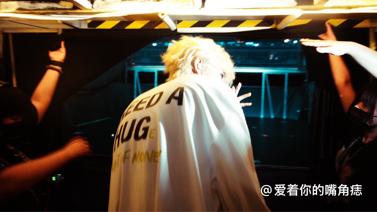 Zimooooo220's tweet photo. 适合搭小腿。好宽的肩 https://t.co/xsaemnN8Jt