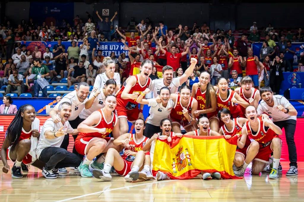 BaloncestoESP's tweet photo. Todas las medallas, clasificaciones, jugadoras, entrenadores, partidos, estadísticas... de la #U17F 🇪🇸 en la historia del #FIBAU17 ✏️

📝 DOCUMENTO ⬇️
https://t.co/utQDmhEtHp

#SomosEquipo https://t.co/KYyZNKqWr7