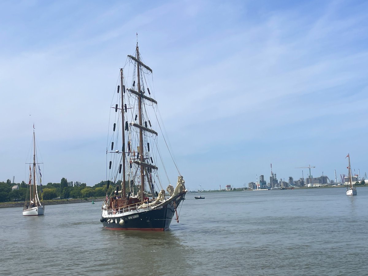 SandyHaest's tweet photo. 10 juli 13.18 Antwerpen #vrtweer @tallshipracesantwerp @visitantwerp #weerfoto #zeilschepen https://t.co/Or2k8Hvlz8