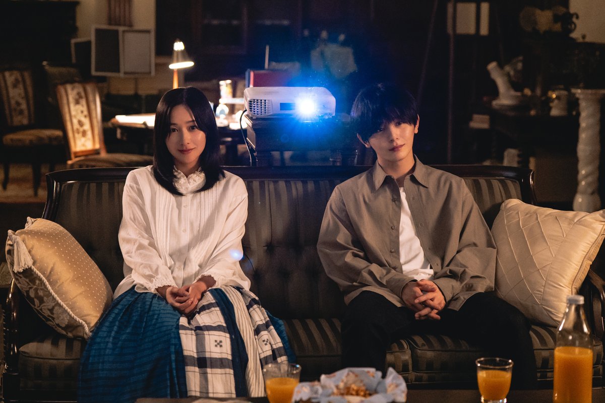 oricon's tweet photo. 📺️ドラマ『一次元の挿し木』
山田涼介＆白石聖、真相解決に向けて“協力”
⠀
✍🏻第2話あらすじ
https://t.co/vBe95c3BAn
⠀
山田涼介、白石聖、木戸大聖、土居志央梨　
和田正人、堀田真由、松下由樹、吉原光夫
正名僕蔵、小手伸也、鈴木保奈美、佐々木蔵之介 https://t.co/TbmlgoCEK8