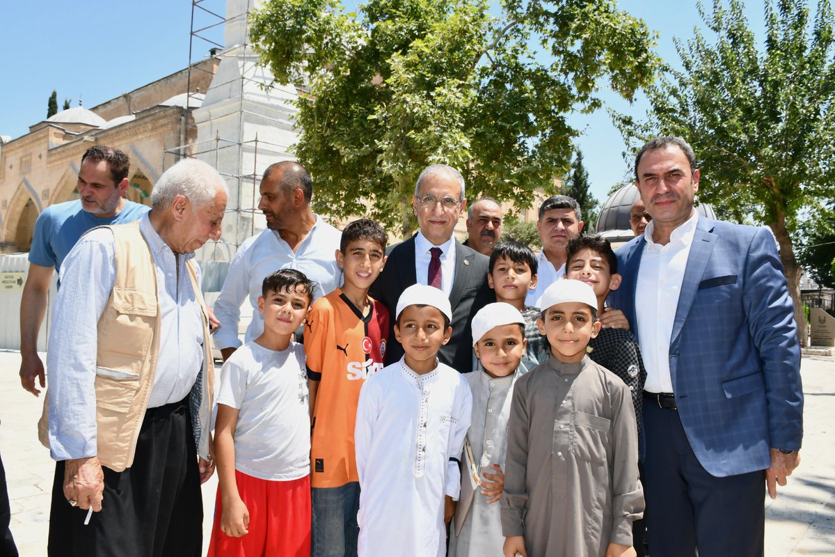 EyyubiyeAkParti's tweet photo. 📍Eyyüp Peygamber Camii

Cumanın bereketini, gönlü güzel hemşehrilerimizle paylaştık. 

Milletvekilimiz ve İSİPAB Komisyonu Başkanımız Prof. Dr. Abdurrahim Dusak, İlçe Başkanımız Süleyman Elgün ve teşkilat mensuplarımızla birlikte Cuma namazı sonrası Eyyüp Peygamber Camii’nde vatandaşlarımızla bir araya geldik.

Gönül köprülerimizi güçlendirirken, hemşehrilerimize Cumhurbaşkanımız Sn. Recep Tayyip Erdoğan’ın selam ve muhabbetlerini ilettik. 

Rabbim birliğimizi daim etsin. 🇹🇷

#MilletimizleYolumuzBir
#SüleymanElgün #AkEyyübiye #Eyyübiye

@RTErdogan @Akparti @abuyukgumus @hakanaksu058 @farukaytek @mustafaelitas @acarfaruka @Ziverozdemir @milhamigunbegi @ProfDrDusak @ElgunSuleyman @SalihAldeniz5 @Serkankrmz63 @SbrKnk @ihalilesiyok
