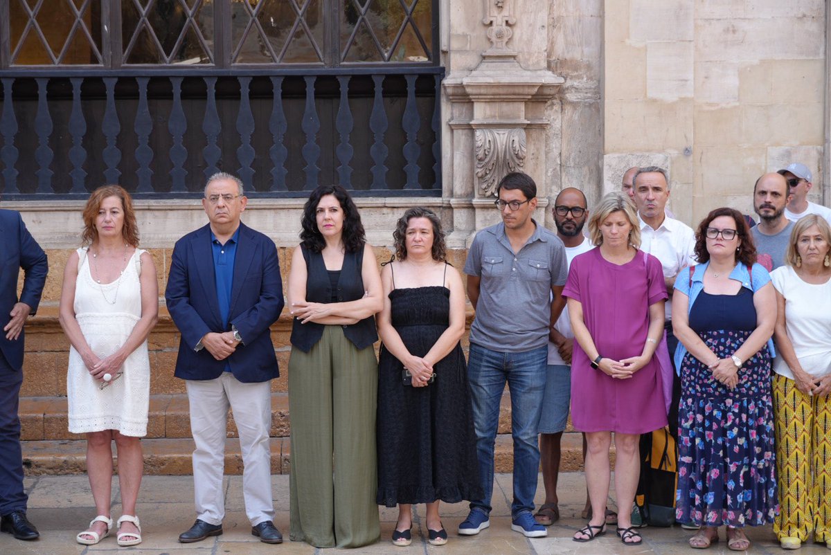 psibpsoe's tweet photo. ❤️‍🩹 Guardam un minut de silenci en record de les víctimes de l’incendi de Los Gallardos. 

🫂Tot el nostre suport i afecte a les famílies afectades. https://t.co/vWS9n9c0TI