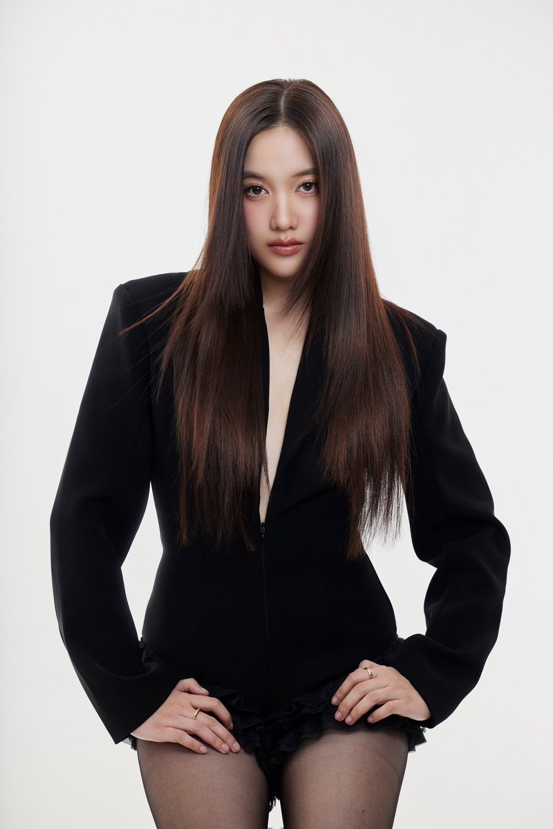 allarea_ent's tweet photo. ฟรีน สโรชา #srchafreen เข้าไกล่เกลี่ยคดีกับอดีตต้นสังกัด เจรจาหาข้อยุติ เหตุบริษัทเก่าค้างเงินค่าจ้าง ศาลแพ่งนัดไกล่เกลี่ยอีกรอบ ฝ่าย ฟรีน หวังคดีจบด้วยดี

กรณี บริษัท โซเลน เอ็นเตอร์เทนเมนท์ จำกัด ต้นสังกัดและบริษัทของ “ฟรีน สโรชา จันทร์กิมฮะ” ศิลปินนักแสดงชื่อดัง ออกแถลงการณ์ว่า บริษัท ไอดอล แฟคทอรี่ จำกัด อดีตต้นสังกัดเก่าของ “ฟรีน สโรชา” ค้างเงินค่าจ้าง มูลค่าที่ยังค้างจ่ายคงเหลือประมาณ 8 ล้านบาท โดยยื่นฟ้องต่อศาลแพ่ง เพื่อเรียกร้องเงินค่าจ้างจากอดีตต้นสังกัดเก่าตามที่ปรากฏเป็นข่าวไปแล้ว

ความคืบหน้าคดีนี้ ที่ศาลแพ่ง ถนนรัชดาภิเษก เมื่อเวลา 09.00 น. วันที่ 10 กรกฎาคม 2569 ศาลนัดไกล่เกลี่ยข้อพิพาท ระหว่าง ฟรีน สโรชา จันทร์กิมฮะ โจทก์ ยื่นฟ้อง บริษัท ไอดอล แฟคทอรี่ จำกัด เป็นจำเลย เรื่องสัญญาค่าจ้าง เรียกร้องค่าจ้างและส่วนแบ่งรายได้ตามสัญญา ที่ยังไม่ได้รับตามข้อตกลง รวม 8 ล้านบาทเศษ 

สำหรับนัดไกล่เกลี่ยวันนี้ ฝ่ายโจทก์และจำเลยได้เข้าร่วมกระบวนการไกล่เกลี่ยตามนัด โดย ฟรีน สโรชา เดินทางมาพร้อมกับ นายไพศิษฐ์ มุนิสชานนท์ (ทนายเจนไพศิษฐ์) ทนายความส่วนตัว เข้าเจรจา ยื่นข้อเสนอ เพื่อหาแนวทางยุติข้อพิพาทร่วมกัน อย่างไรก็ตาม การเจรจาไกล่เกลี่ยในวันนี้ยังไม่สามารถหาข้อยุติได้ โดยทั้งฝ่าย ฟรีน สโรชา ขอนำข้อเสนอจากฝ่ายอดีตต้นสังกัดไปพิจารณาอีกครั้ง

ภายหลัง ฟรีน สโรชา เปิดเผยว่า ยังคงหวังว่าข้อพิพาทครั้งนี้จะสามารถหาข้อยุติได้ด้วยดี หากสามารถตกลงกันบนพื้นฐานของความเป็นธรรมและเคารพสิทธิของทุกฝ่าย ก็ถือเป็นผลดี แต่หากไม่สามารถตกลงกันได้ ก็พร้อมให้กระบวนการยุติธรรมดำเนินการตามกฎหมายต่อไป