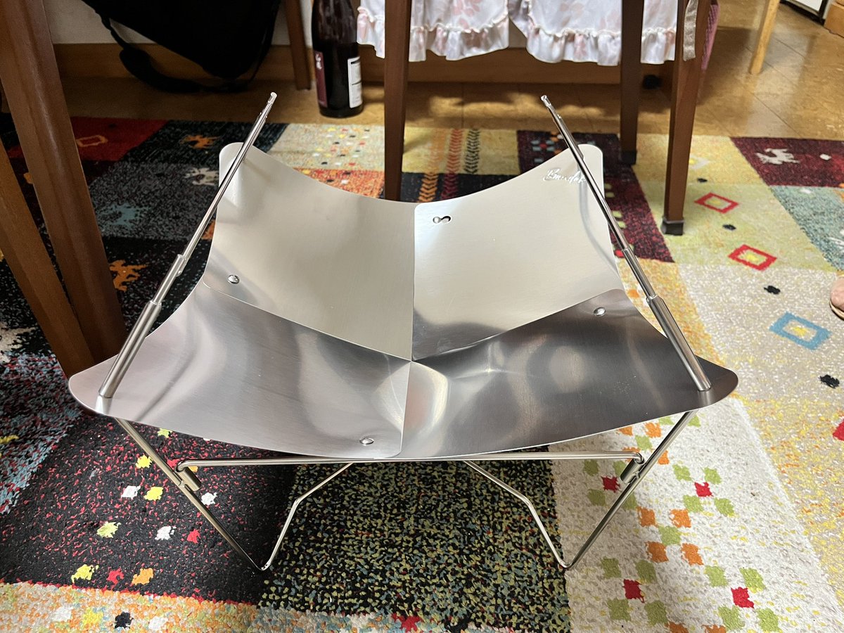 OBonJob1's tweet photo. 同メーカーの型番違いの焚火コンロ買った。
前のは脚無くしたけど、鉄板とゴトク再利用出来るから良いわ。
＊前型のゴトクは固定してない。
早くキャンプ行かないかんな。 https://t.co/PtEyTH1Z3D