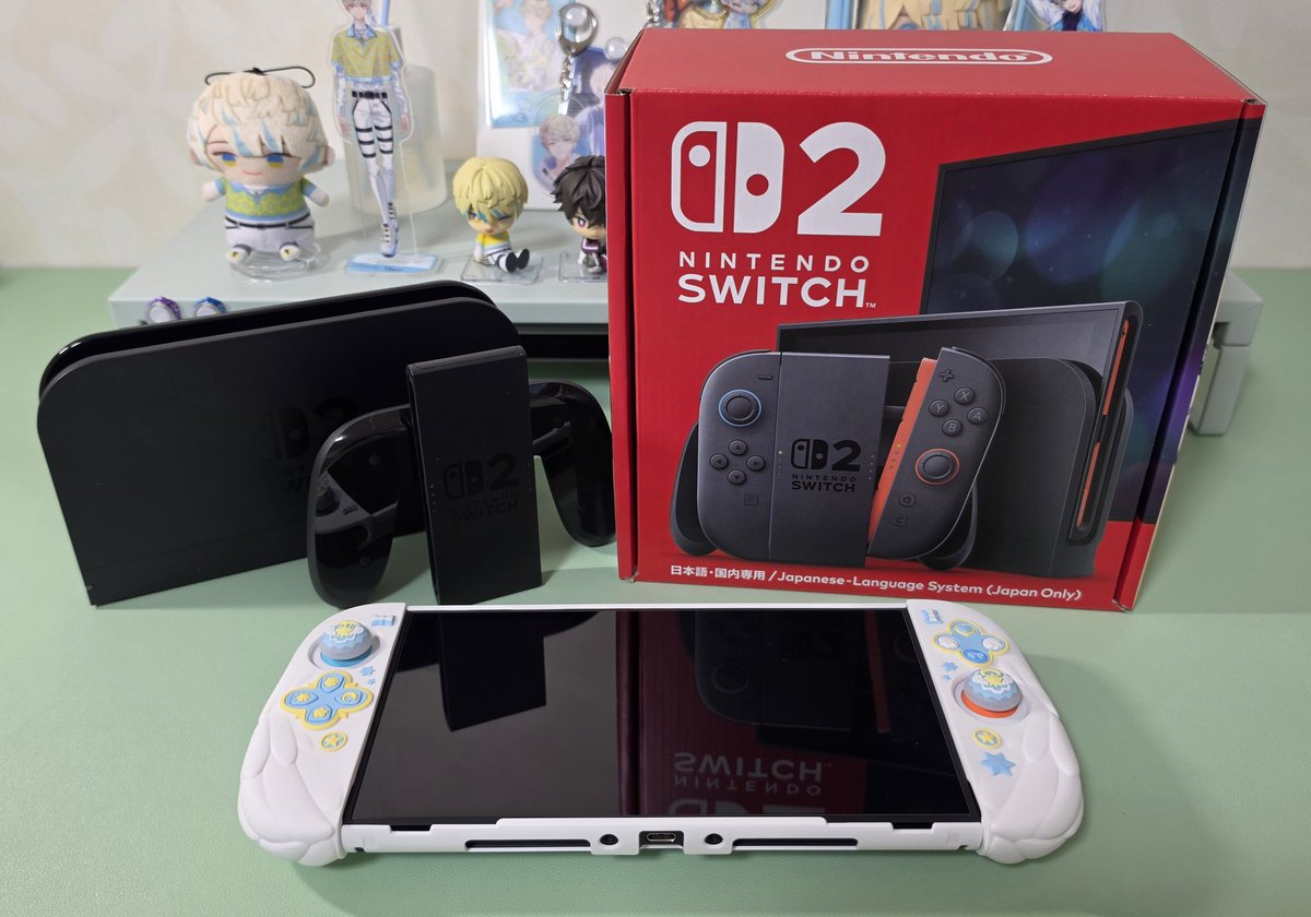 michiku3u's tweet photo. うおおおおおおついに…Switch2を得ました‼️‼️‼️‼️‼️‼️
このカバー色味が🐝🤣くんっぽいしデザインｶﾜｲｽｷﾞる

それにしてもSwitch2でっっっか
Liteがめっちゃ小さく見える https://t.co/4PzqllwuOd
