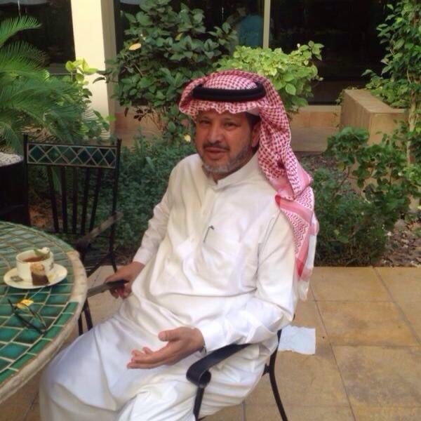 fahad_alkulaib's tweet photo. يرحل المرء عن الدنيا، ويبقى أثرُه
رحم الله من جمعتنا به صلة القرابة، والأخوّة، والصداقة، والمجاورة؛ الأخ العزيز، الوفي، الكريم، #العميد_بحري_ركن
#عبدالمحسن_بن_علي_عبدالمحسن_الفالح -رحمه الله-.
كان -رحمه الله- من شباب أسرة #الفالح الطموحين والمتميزين علمًا وثقافةً وحضورًا، واعتمد -بعد توفيق الله- على نفسه في بناء شخصيته وصقل قدراته منذ نعومة أظفاره، حتى أصبح مثالًا في الجد والاجتهاد، وقدوةً في حسن الخلق، والإخلاص، وخدمة الدين ثم المليك والوطن.
وُلد في بلدة #الروضة، إحدى نواحي #محافظة_الزلفي، عام 1373هـ،  وعاش يتيم الأب؛ إذ توفي والده، #علي -رحمه الله-، ودُفن في مركز #الموسم التابع #لمحافظة_الطوال بمنطقة #جازان، فلم ينعم برعاية والده في طفولته.
وكان لوالدته، #وضحى_بنت_ناصر_الجديع -رحمها الله-، أعظم الأثر في تربيته ورعايته وتنشئته، هي وشقيقته الصالحة البارة، أم عبدالله (#نورة)، زوجة الخال #عبدالمحسن_بن_محمد_الفالح. وقد كان -رحمه الله- بارًا بوالدته، وفيًا لشقيقته، كما كان شديد الوفاء لأخيه الأكبر عبدالله -رحمه الله-، كثير الصلة به وبأبنائه.
ومنذ صغره اتسم بالطموح، وبعد النظر، وإدراك أهمية العلم في صناعة المستقبل. درس المرحلة الابتدائية في مدرسة الروضة، ثم انتقل إلى مدينة الرياض لإكمال دراسته، فالتحق بالمتوسطة الثالثة، ثم بثانوية اليمامة، ونال منها شهادة القسم العلمي.
وكان مثالًا للجد والاجتهاد؛ إذ كان يذاكر دروسه في مسجد الخليفة بحي غُمَيْتة، في زمن كانت المساجد تمتلئ فيه بالطلاب طلبًا للعلم، وكان هذا الاجتهاد -بعد توفيق الله- سببًا في نجاحه وتفوقه.
وبعد تخرجه، ابتُعث إلى مدينة #كراتشي في جمهورية #باكستان، حيث درس في إحدى الكليات العسكرية المتخصصة في العلوم البحرية، وتخرج برتبة #ملازم بحري، ثم عاد إلى وطنه متسلحًا بالعلم والتأهيل العسكري، ليلتحق بقطاع حرس الحدود، ويتدرج في الرتب حتى نال رتبة عميد بحري ركن، كما حصل على دورة الأركان.
وكان طوال سنوات خدمته العسكرية مخلصًا لدينه، ثم لمليكه ووطنه، مشهودًا له بالكفاءة، والنزاهة، والانضباط، والإخلاص في أداء واجبه.
واتصف -رحمه الله- بخصال حميدة وفضائل كثيرة؛ فكان مستقيمًا، كريم النفس، سخيًا بوقته وماله وجهده، لا يدخر وسعًا في قضاء حوائج الناس، وكان له -بعد الله- فضل في إلحاق عدد من الشباب بقطاع حرس الحدود لخدمة وطنهم، كما عُرف بالنزاهة في عمله، والحرص على الصدقة وإخفائها، وحب الخير للناس.
ومن المواقف أنه بعد وفاته مباشرة تواصل معي أحد الزملاء، وهو رب أسرة كبيرة، وأجهش بالبكاء، وقال: كان #أبو_علي يعلم بظروفي، وكنت بين الحين والآخر أجد في حسابي مبلغًا ماليًا كبيرًا منه، دون أن أطلب منه شيئًا، وكانت هذه الشهادة صورة صادقة لما عُرف عنه من إخفاء الصدقة، والإحسان إلى المحتاجين، وابتغاء الأجر من الله تعالى.
كما كان -رحمه الله- أمينًا لصندوق أسرة الفالح الممتدة، حريصًا على حضور اجتماعاتها ومناسباتها، ويحث شباب الأسرة على المشاركة والتواصل، وكان صاحب فزعة، ومواقف كريمة، ومبادرات نبيلة لا تُنسى.
وأذكر أنني ذهبت معه يومًا إلى معالي الفريق الركن #أحمد_بن_عبدالمحسن_البهلال -رحمه الله-، مدير عام حرس الحدود سابقًا، حيث قدم له أوراق ثلاثة من المتقدمين للالتحاق بالقطاع، فسمعت بنفسي ثناء الفريق عليه، وهو ثناء كان أهلًا له ومستحقًا له.
وكان كثير الترحم على والدي، ويذكره بخير، كما كان دائم السؤال عن والدتي -رحمها الله-، التي كانت تربطه بها صلة قرابة؛ فهو ابن عمها.
وقد رزقه الله أبناءً نجباء، هم: #علي -وهو أكبرهم وبه يُكنى-، #وعمر، #والمقدم_البحري_الطيار_عون، #وفالح،#وراكان،#ومنصور، #وحمدان، وعددًا من البنات، نسأل الله أن يبارك فيهم، وأن يخلفهم فيه خيرًا، ويجعلهم خير خلف لخير سلف.
وظل -رحمه الله- على كريم خصاله، وحسن سيرته، حتى ابتلاه الله بالمرض، فصبر واحتسب، وظل محافظًا على تواصله مع الناس، وبشاشته، ووفائه، حتى اشتد عليه المرض، ونُقل إلى مدينة الملك فهد الطبية، ولم يطل به المقام، فأسلم الروح إلى بارئها فجر يوم الأربعاء، الثالث والعشرين من شهر المحرم لعام 1448هـ.
وصُلّي عليه عصرًا، وووري الثرى في مقبرة النسيم، في جنازة مشهودة حضرها أقاربه، وأصدقاؤه، وزملاؤه، وكل من عرفه وأحبّه، وفاءً له، وتقديرًا لسيرته العطرة.
نسأل الله تعالى أن يرحم أبا علي رحمة واسعة، وأن يغفر له، ويتجاوز عنه، ويجعل ما أصابه من مرض رفعةً في درجاته، وكفارةً لسيئاته، وأن يسكنه الفردوس الأعلى من الجنة، وأن يجزيه خير الجزاء على ما قدم من خير وإحسان، وأن يربط على قلوب أهله وذويه، ويخلفهم فيه خيرًا.
رحم الله #أبا_علي، وأبقى له الذكر الحسن في الدنيا، وجمعنا به في مستقر رحمته.
#الزلفي.