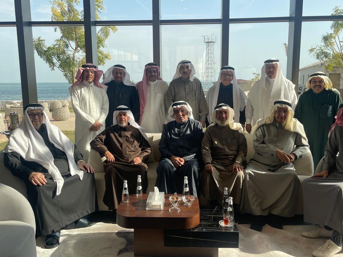 fahad_alkulaib's tweet photo. يرحل المرء عن الدنيا، ويبقى أثرُه
رحم الله من جمعتنا به صلة القرابة، والأخوّة، والصداقة، والمجاورة؛ الأخ العزيز، الوفي، الكريم، #العميد_بحري_ركن
#عبدالمحسن_بن_علي_عبدالمحسن_الفالح -رحمه الله-.
كان -رحمه الله- من شباب أسرة #الفالح الطموحين والمتميزين علمًا وثقافةً وحضورًا، واعتمد -بعد توفيق الله- على نفسه في بناء شخصيته وصقل قدراته منذ نعومة أظفاره، حتى أصبح مثالًا في الجد والاجتهاد، وقدوةً في حسن الخلق، والإخلاص، وخدمة الدين ثم المليك والوطن.
وُلد في بلدة #الروضة، إحدى نواحي #محافظة_الزلفي، عام 1373هـ،  وعاش يتيم الأب؛ إذ توفي والده، #علي -رحمه الله-، ودُفن في مركز #الموسم التابع #لمحافظة_الطوال بمنطقة #جازان، فلم ينعم برعاية والده في طفولته.
وكان لوالدته، #وضحى_بنت_ناصر_الجديع -رحمها الله-، أعظم الأثر في تربيته ورعايته وتنشئته، هي وشقيقته الصالحة البارة، أم عبدالله (#نورة)، زوجة الخال #عبدالمحسن_بن_محمد_الفالح. وقد كان -رحمه الله- بارًا بوالدته، وفيًا لشقيقته، كما كان شديد الوفاء لأخيه الأكبر عبدالله -رحمه الله-، كثير الصلة به وبأبنائه.
ومنذ صغره اتسم بالطموح، وبعد النظر، وإدراك أهمية العلم في صناعة المستقبل. درس المرحلة الابتدائية في مدرسة الروضة، ثم انتقل إلى مدينة الرياض لإكمال دراسته، فالتحق بالمتوسطة الثالثة، ثم بثانوية اليمامة، ونال منها شهادة القسم العلمي.
وكان مثالًا للجد والاجتهاد؛ إذ كان يذاكر دروسه في مسجد الخليفة بحي غُمَيْتة، في زمن كانت المساجد تمتلئ فيه بالطلاب طلبًا للعلم، وكان هذا الاجتهاد -بعد توفيق الله- سببًا في نجاحه وتفوقه.
وبعد تخرجه، ابتُعث إلى مدينة #كراتشي في جمهورية #باكستان، حيث درس في إحدى الكليات العسكرية المتخصصة في العلوم البحرية، وتخرج برتبة #ملازم بحري، ثم عاد إلى وطنه متسلحًا بالعلم والتأهيل العسكري، ليلتحق بقطاع حرس الحدود، ويتدرج في الرتب حتى نال رتبة عميد بحري ركن، كما حصل على دورة الأركان.
وكان طوال سنوات خدمته العسكرية مخلصًا لدينه، ثم لمليكه ووطنه، مشهودًا له بالكفاءة، والنزاهة، والانضباط، والإخلاص في أداء واجبه.
واتصف -رحمه الله- بخصال حميدة وفضائل كثيرة؛ فكان مستقيمًا، كريم النفس، سخيًا بوقته وماله وجهده، لا يدخر وسعًا في قضاء حوائج الناس، وكان له -بعد الله- فضل في إلحاق عدد من الشباب بقطاع حرس الحدود لخدمة وطنهم، كما عُرف بالنزاهة في عمله، والحرص على الصدقة وإخفائها، وحب الخير للناس.
ومن المواقف أنه بعد وفاته مباشرة تواصل معي أحد الزملاء، وهو رب أسرة كبيرة، وأجهش بالبكاء، وقال: كان #أبو_علي يعلم بظروفي، وكنت بين الحين والآخر أجد في حسابي مبلغًا ماليًا كبيرًا منه، دون أن أطلب منه شيئًا، وكانت هذه الشهادة صورة صادقة لما عُرف عنه من إخفاء الصدقة، والإحسان إلى المحتاجين، وابتغاء الأجر من الله تعالى.
كما كان -رحمه الله- أمينًا لصندوق أسرة الفالح الممتدة، حريصًا على حضور اجتماعاتها ومناسباتها، ويحث شباب الأسرة على المشاركة والتواصل، وكان صاحب فزعة، ومواقف كريمة، ومبادرات نبيلة لا تُنسى.
وأذكر أنني ذهبت معه يومًا إلى معالي الفريق الركن #أحمد_بن_عبدالمحسن_البهلال -رحمه الله-، مدير عام حرس الحدود سابقًا، حيث قدم له أوراق ثلاثة من المتقدمين للالتحاق بالقطاع، فسمعت بنفسي ثناء الفريق عليه، وهو ثناء كان أهلًا له ومستحقًا له.
وكان كثير الترحم على والدي، ويذكره بخير، كما كان دائم السؤال عن والدتي -رحمها الله-، التي كانت تربطه بها صلة قرابة؛ فهو ابن عمها.
وقد رزقه الله أبناءً نجباء، هم: #علي -وهو أكبرهم وبه يُكنى-، #وعمر، #والمقدم_البحري_الطيار_عون، #وفالح،#وراكان،#ومنصور، #وحمدان، وعددًا من البنات، نسأل الله أن يبارك فيهم، وأن يخلفهم فيه خيرًا، ويجعلهم خير خلف لخير سلف.
وظل -رحمه الله- على كريم خصاله، وحسن سيرته، حتى ابتلاه الله بالمرض، فصبر واحتسب، وظل محافظًا على تواصله مع الناس، وبشاشته، ووفائه، حتى اشتد عليه المرض، ونُقل إلى مدينة الملك فهد الطبية، ولم يطل به المقام، فأسلم الروح إلى بارئها فجر يوم الأربعاء، الثالث والعشرين من شهر المحرم لعام 1448هـ.
وصُلّي عليه عصرًا، وووري الثرى في مقبرة النسيم، في جنازة مشهودة حضرها أقاربه، وأصدقاؤه، وزملاؤه، وكل من عرفه وأحبّه، وفاءً له، وتقديرًا لسيرته العطرة.
نسأل الله تعالى أن يرحم أبا علي رحمة واسعة، وأن يغفر له، ويتجاوز عنه، ويجعل ما أصابه من مرض رفعةً في درجاته، وكفارةً لسيئاته، وأن يسكنه الفردوس الأعلى من الجنة، وأن يجزيه خير الجزاء على ما قدم من خير وإحسان، وأن يربط على قلوب أهله وذويه، ويخلفهم فيه خيرًا.
رحم الله #أبا_علي، وأبقى له الذكر الحسن في الدنيا، وجمعنا به في مستقر رحمته.
#الزلفي.