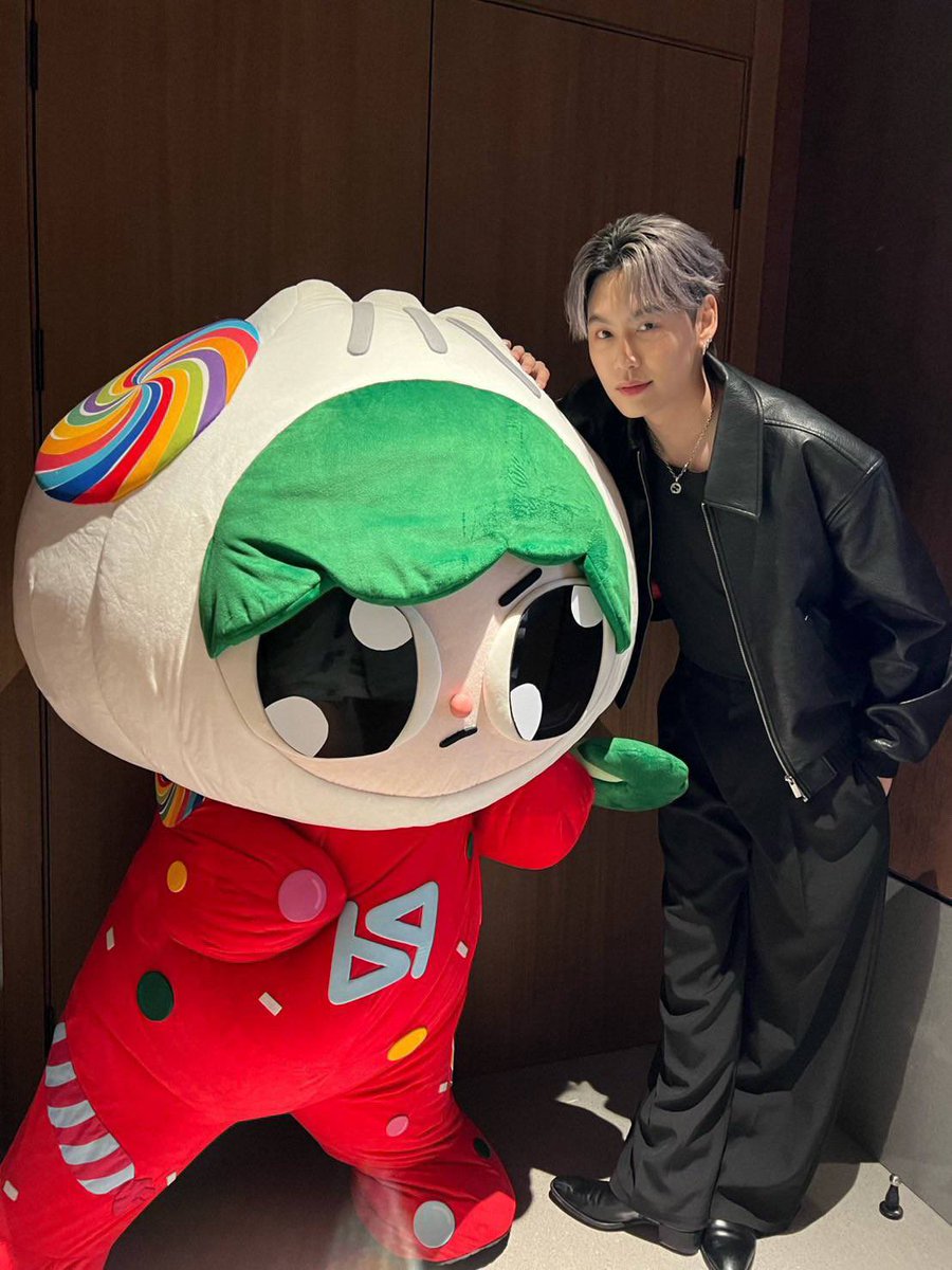 brocccolito's tweet photo. omgggg lmaooo Paody wished BB a happy birthday then immediately went, “why aren’t you wearing a shirt?” 😭 not just the dad’s jealous, the kid is too 🤣🤣🤣

LETTER LOVE TO BOUN
#BBSamSibEtYoungJaew https://t.co/Kln5gAHpD9