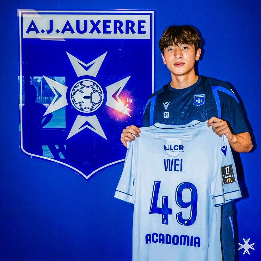 eurofootcom's tweet photo. 🚨🇨🇳 𝐎𝐅𝐅𝐈𝐂𝐈𝐀𝐋 | Ligue 1 club Auxerre have signed Wei Xiangxin (18) from Chinese side Meizhou Hakka. 🔵✅

Auxerre describe him as a 'great hope of Chinese football'. Wei is a versatile attacker. 💎 https://t.co/5geodeXyeJ