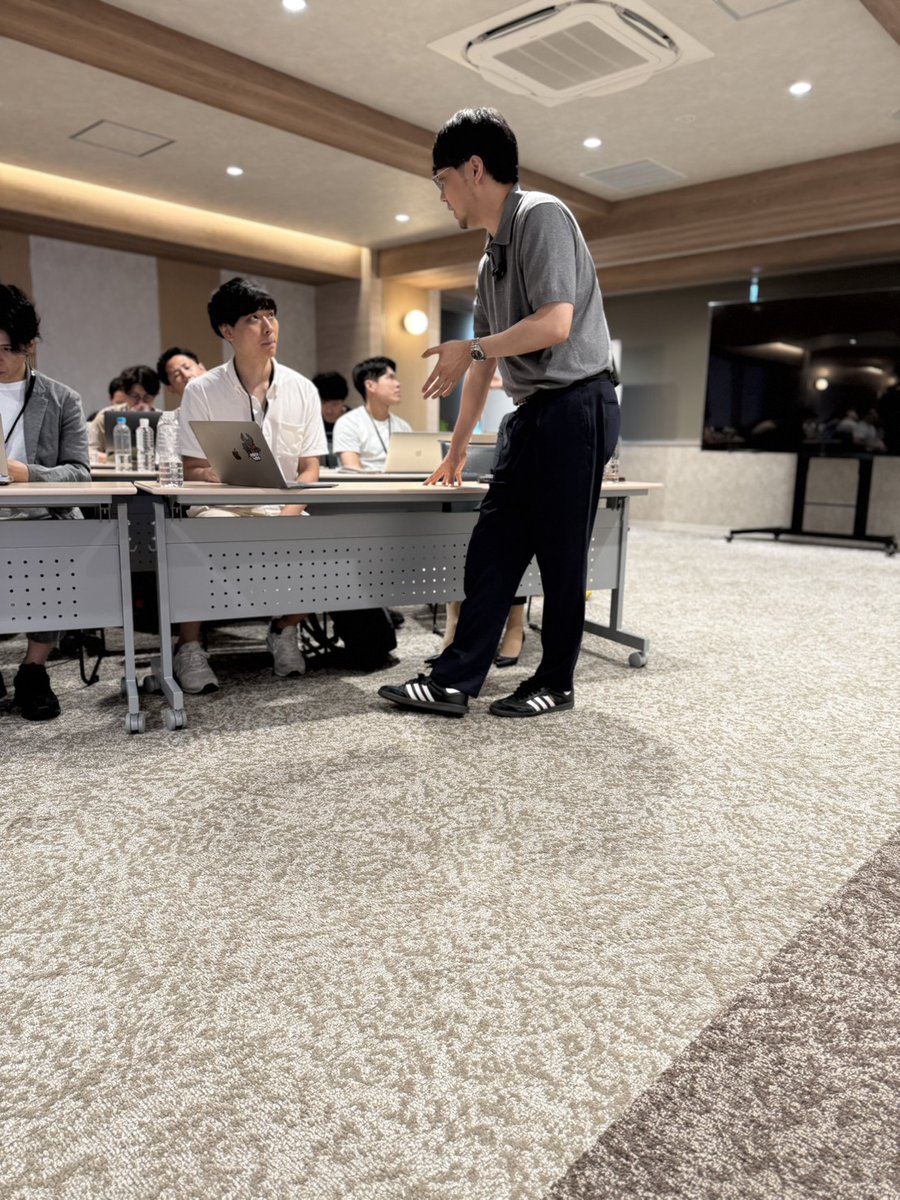 TheNeutral_of's tweet photo. 【The Neutral オフライン特別勉強会開催】
本日は、The Neutral会員の皆様からも多く質問をいただく『マーケティング』をテーマにThe Neutral CMO 瓜生さんをお招きし特別勉強会を開催。

前半パートでは中野優作が特別に登壇し、瓜生さんとトークセッシ���ン形式で
・クリエイティブから逆算された商品設計
・The Neutralのタグライン変更までのプロセスとターゲット分析
など、上流の戦略部分からクリエイティブに落ちてくるまでのフローをお伝えしました。

また、後半パートでは過去に瓜生さんが支援された事例をもとに
・大手人材紹介サービスの戦略ターゲットを決め切るまでの分析内容
・分析結果をクリエイティブに落とし込んだバナー案
・デジタルギフトサービスや英会話アプリのターゲット分析と実際の訴求軸
についてマーケティングの一連のプロセスを全て解説。

講義内容をもとにワークの時間を通して、自社のマーケティングに落とし込んでいただきました。

事業を伸ばす上で、集客/マーケティングは切っても切れない関係です。

普段向き合うことのできない課題に対して向き合うことができる、貴重な時間となりました。

今後も会員様の経営加速の一手につながるような場を作っていきたいと思います！
今後ともよろしくお願いいたします！