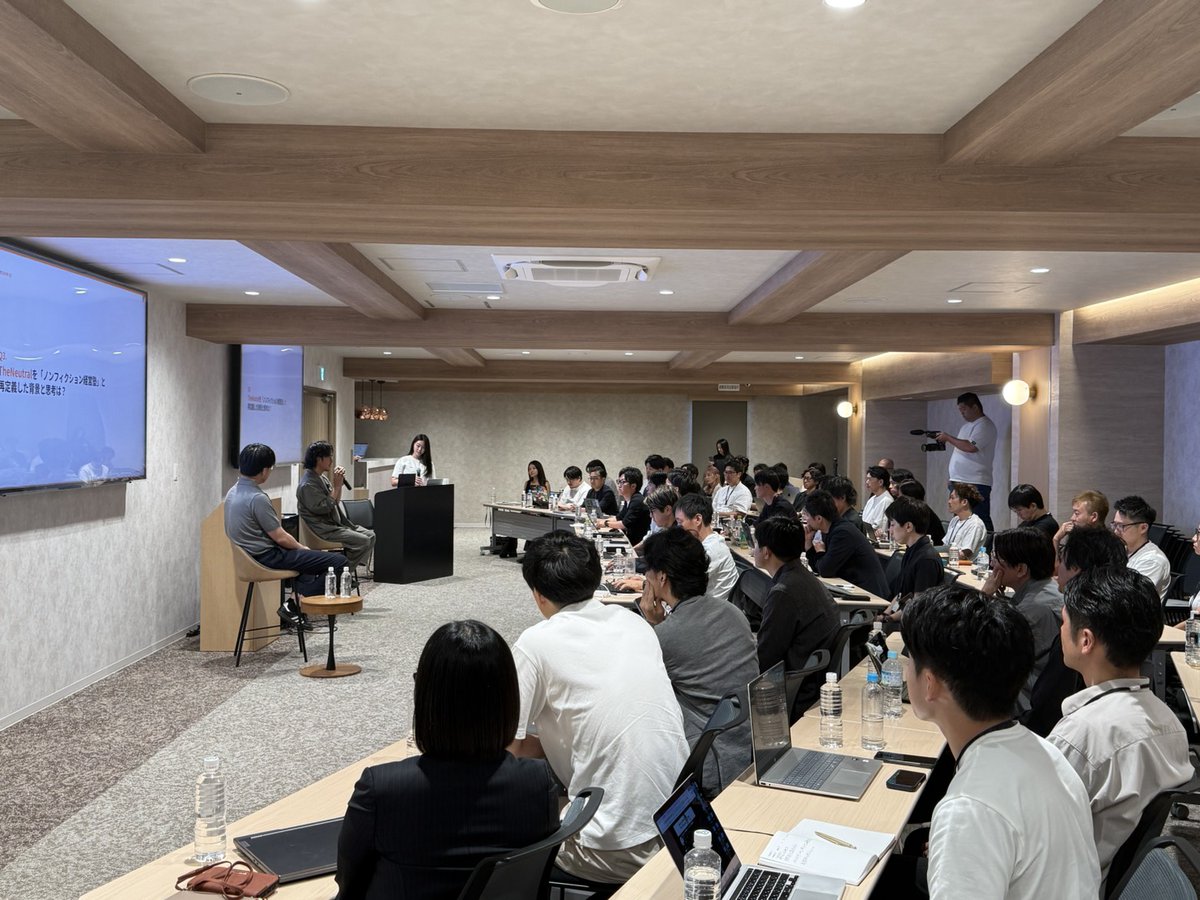 TheNeutral_of's tweet photo. 【The Neutral オフライン特別勉強会開催】
本日は、The Neutral会員の皆様からも多く質問をいただく『マーケティング』をテーマにThe Neutral CMO 瓜生さんをお招きし特別勉強会を開催。

前半パートでは中野優作が特別に登壇し、瓜生さんとトークセッシ���ン形式で
・クリエイティブから逆算された商品設計
・The Neutralのタグライン変更までのプロセスとターゲット分析
など、上流の戦略部分からクリエイティブに落ちてくるまでのフローをお伝えしました。

また、後半パートでは過去に瓜生さんが支援された事例をもとに
・大手人材紹介サービスの戦略ターゲットを決め切るまでの分析内容
・分析結果をクリエイティブに落とし込んだバナー案
・デジタルギフトサービスや英会話アプリのターゲット分析と実際の訴求軸
についてマーケティングの一連のプロセスを全て解説。

講義内容をもとにワークの時間を通して、自社のマーケティングに落とし込んでいただきました。

事業を伸ばす上で、集客/マーケティングは切っても切れない関係です。

普段向き合うことのできない課題に対して向き合うことができる、貴重な時間となりました。

今後も会員様の経営加速の一手につながるような場を作っていきたいと思います！
今後ともよろしくお願いいたします！