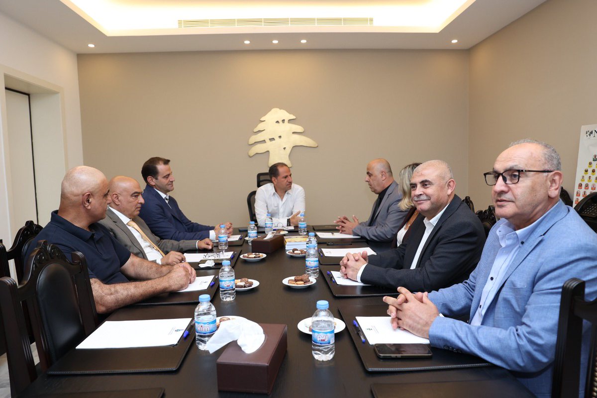 samygemayel's tweet photo. لقاء وفد من تجمع الصناعيين في البقاع برئاسة رئيس التجمع نقولا أبو فيصل، وجرى عرض لواقع القطاع الصناعي في لبنان والتحديات التي تواجهه في ظل الأوضاع الاقتصادية الراهنة، إضافة إلى السبل الكفيلة بدعم الصناعة الوطنية وتعزيز دورها في تحريك عجلة الاقتصاد وخلق فرص العمل. https://t.co/cRGyTYTSji