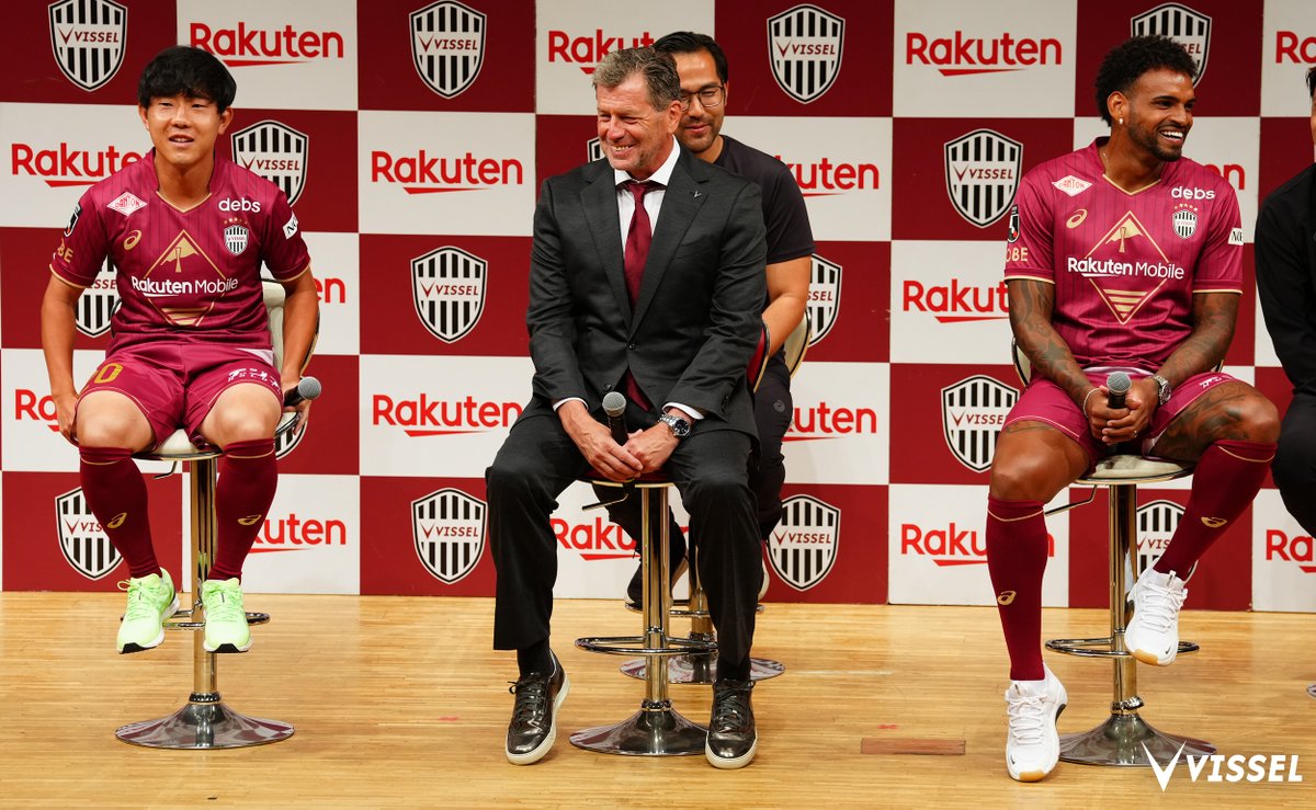 visselkobe's tweet photo. 26/27シーズンキックオフイベントを開催✨️
新ユニフォームの発表を行いました⚽️

スキッベ監督、新加入のアンデルソンロペス選手、渡辺皓太選手が登壇し、新シーズンの意気込みなどを話してくれました🎙️🔥

イベント様子は公式YouTubeからご覧ください🎥
https://t.co/BR4toEfYgm

#visselkobe #ヴィッセル神戸