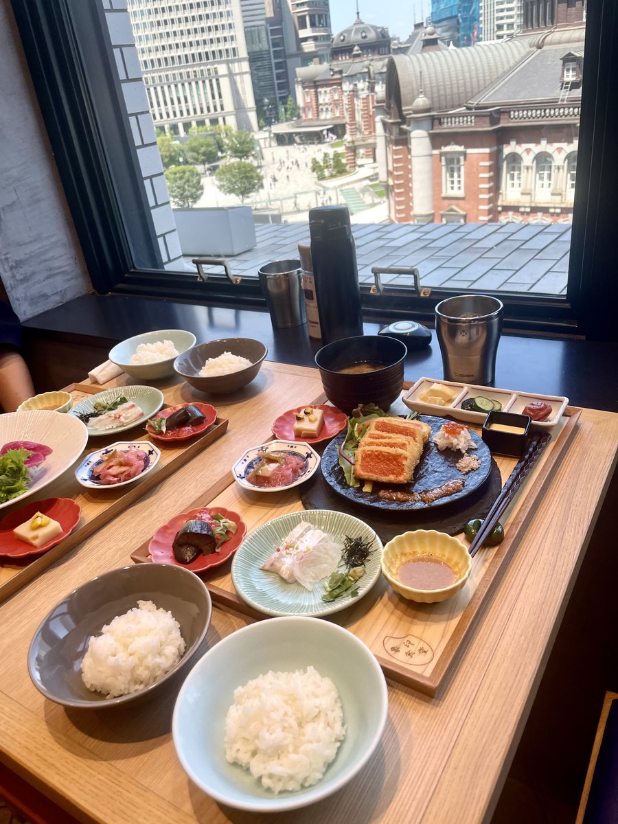 pon18poo's tweet photo. 象��の高級炊飯ジャー「炎舞炊き」で炊き上げた3種類のご飯がおかわり自由の象印食堂で、ごはんをたらふく食べてきた🍚
東京駅舎を眺められるロケーションも素敵。 https://t.co/uwwY21ndAM