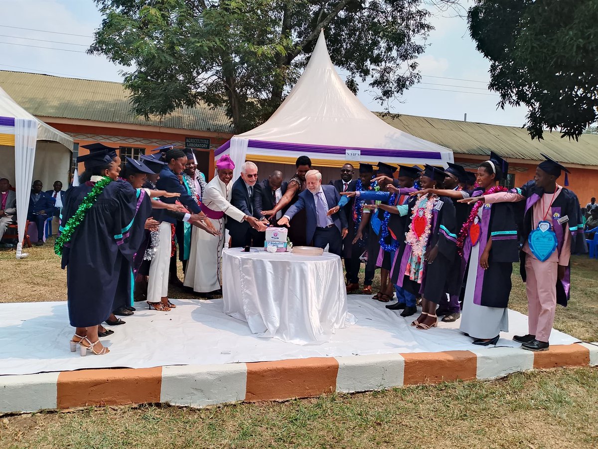 LibinoByamukama's tweet photo. KINKIZI STEWARDS CELEBRATES MAIDEN GRADUATION WITH CAKE CUTTING
Kinkizi Stewards College celebrated its maiden graduation ceremony today at the college campus in Kikinzi West, Kanungu District.A total of 71 students graduated with certificates and 16 with diplomas
@Educ_SportsUg https://t.co/kXDSXStoNk