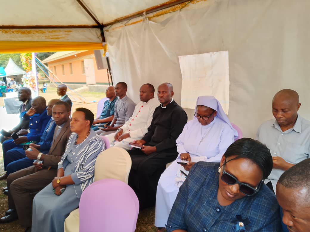 LibinoByamukama's tweet photo. KINKIZI STEWARDS CELEBRATES MAIDEN GRADUATION WITH CAKE CUTTING
Kinkizi Stewards College celebrated its maiden graduation ceremony today at the college campus in Kikinzi West, Kanungu District.A total of 71 students graduated with certificates and 16 with diplomas
@Educ_SportsUg https://t.co/kXDSXStoNk