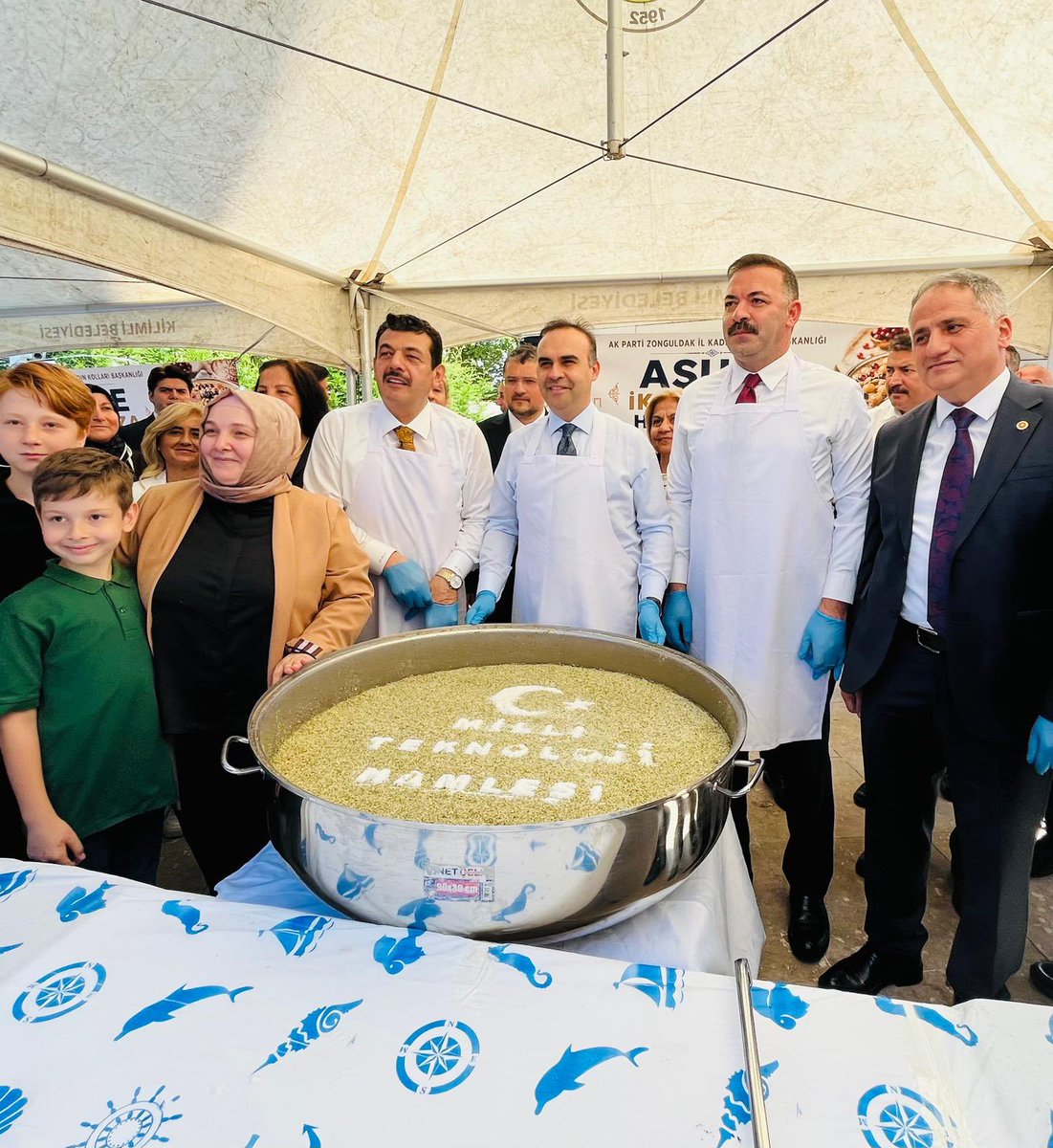 mcaglayan9's tweet photo. Sanayi ve Teknoloji Bakanımız Sayın Mehmet Fatih Kacır ve kıymetli heyetimizle birlikte, İl Kadın Kolları Başkanlığımız tarafından Uzun Mehmet Camii’nde cuma namazı sonrasında düzenlenen aşure ikram programında hemşehrilerimizle bir araya geldik.

Aşurenin bereketini, paylaşmanın güzelliğini ve kardeşliğin sıcaklığını hep birlikte paylaştık. Rabbim birlik ve beraberliğimizi daim, muhabbetimizi ve dayanışmamızı bereketli eylesin.

@RTErdogan 
@Akparti 
@mfatihkacir 
@abuyukgumus 
@mchtylmz 
@selmanaltasordu