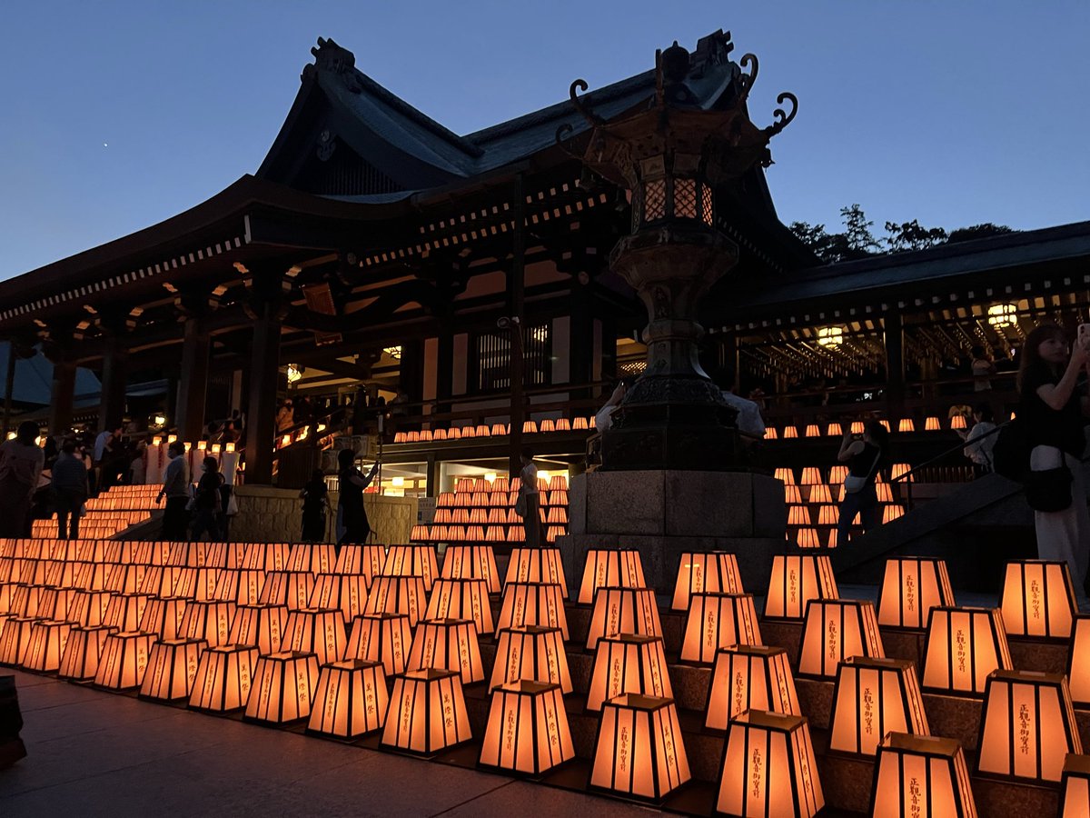 teabozu's tweet photo. 法多山の万灯祭
今日お参りすれば4万6千日分の御利益があるとされ大賑わい。帰りにはエコパ前まで大渋滞だった
126年分も御利益なくていいからお金持ちになりたい
またそのうち厄除氷食べにくる https://t.co/5mzuzFDwyA