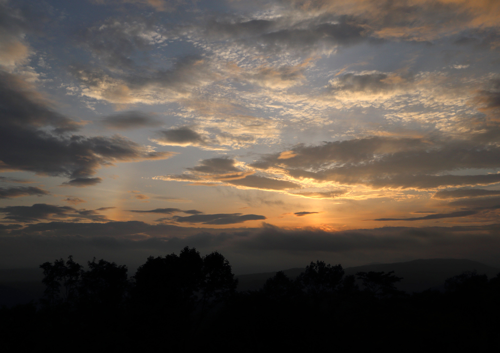 ginganomori_obs's tweet photo. 夕方、ちょっとした晴れ間にサンピラーと幻日が見えていました。
右側の幻日は雲に隠れて見えませんでした。 https://t.co/xKNCbRVjFr