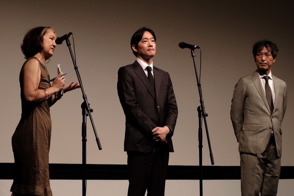 shokyakuro_film's tweet photo. ⿻カルロヴィ・ヴァリ国際映画祭
ワールドプレミアレポ🍉

内田監督は
チェコ語で「Dobrý den！(こんにちは！)」と挨拶。

「1995年当時の日本には、小学校の裏庭に焼却炉がありました。その時代に生きる人々の営みを感じていただけたら嬉しいです」と、作品に込めた想いを語りました。

#映画焼却炉 https://t.co/OCUWhVX0Ur