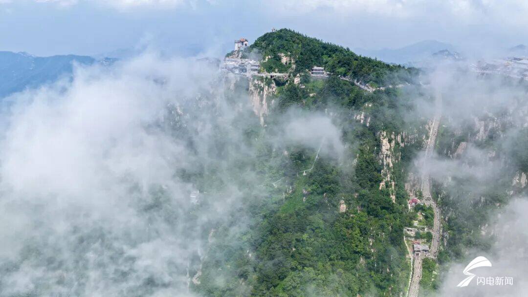 TaianTV's tweet photo. 近日，一场山雨方才停歇，湿润水汽漫溢整座 #泰山，将硬朗山岳揉成一卷流动水墨。山石褪去晴日里粗粝燥意，浸润在清润薄雾间，平添几分空灵柔婉。 https://t.co/zzR2BRCFd1