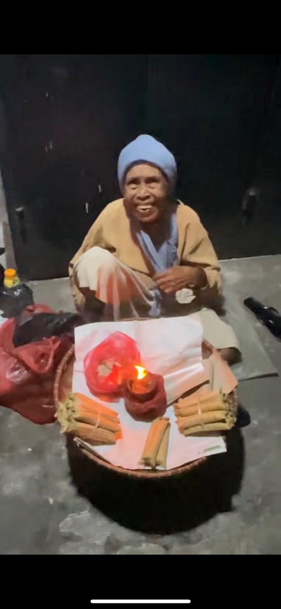 Charismaylnd's tweet photo. Assalamualaikum temen2, namanya mak enoy jualan leupet.. usianya 80thn, aku ketemu mak enoy jam set10 malem di pasar dramaga caringin.. yang deket larisin yaa temen2 baik 😊😇
cc: sintaapriyani25 https://t.co/j6Idvyfyyo