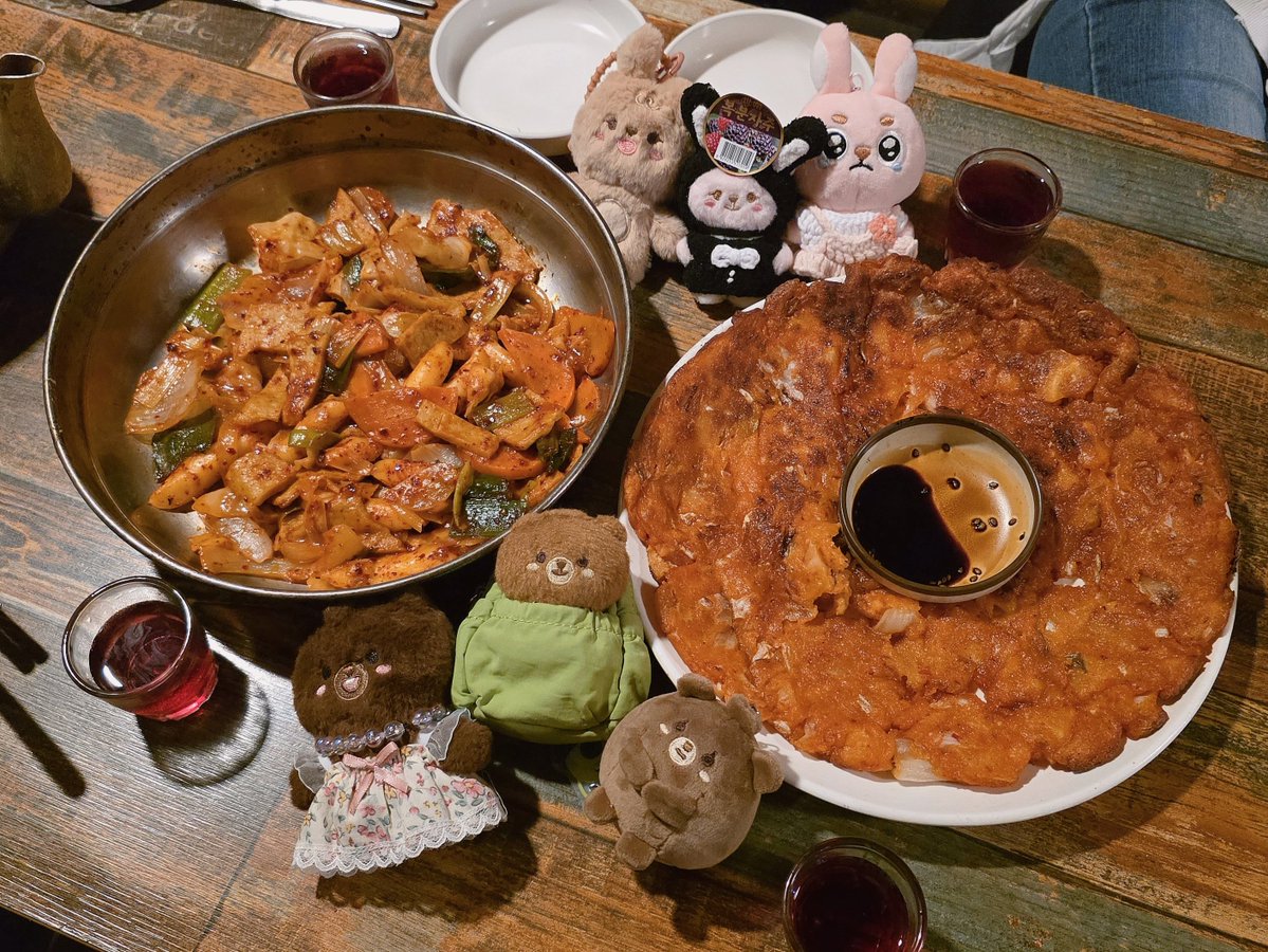 gomming0116's tweet photo. 하얀집에 왔다네요 🐻🐰🐻🐰 #밥상트 https://t.co/IL1nyb2Sym