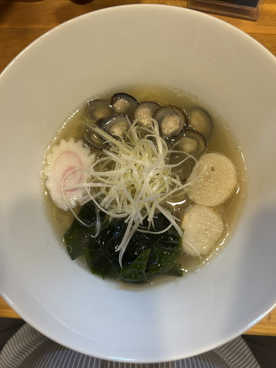 zDrPbPwkLEeHejG's tweet photo. 生しじみラーメン
オルニ（六本木）

味噌ラーメン屋の後に、正反対とも言える
しじみラーメン屋がオープン

しじみスープ良い
これは、お酒の後に食べるラーメンだなあ
お店のコンセプトもそんな感じ
僕はお酒、全く飲めないんだけど https://t.co/VcsmOKfgnp