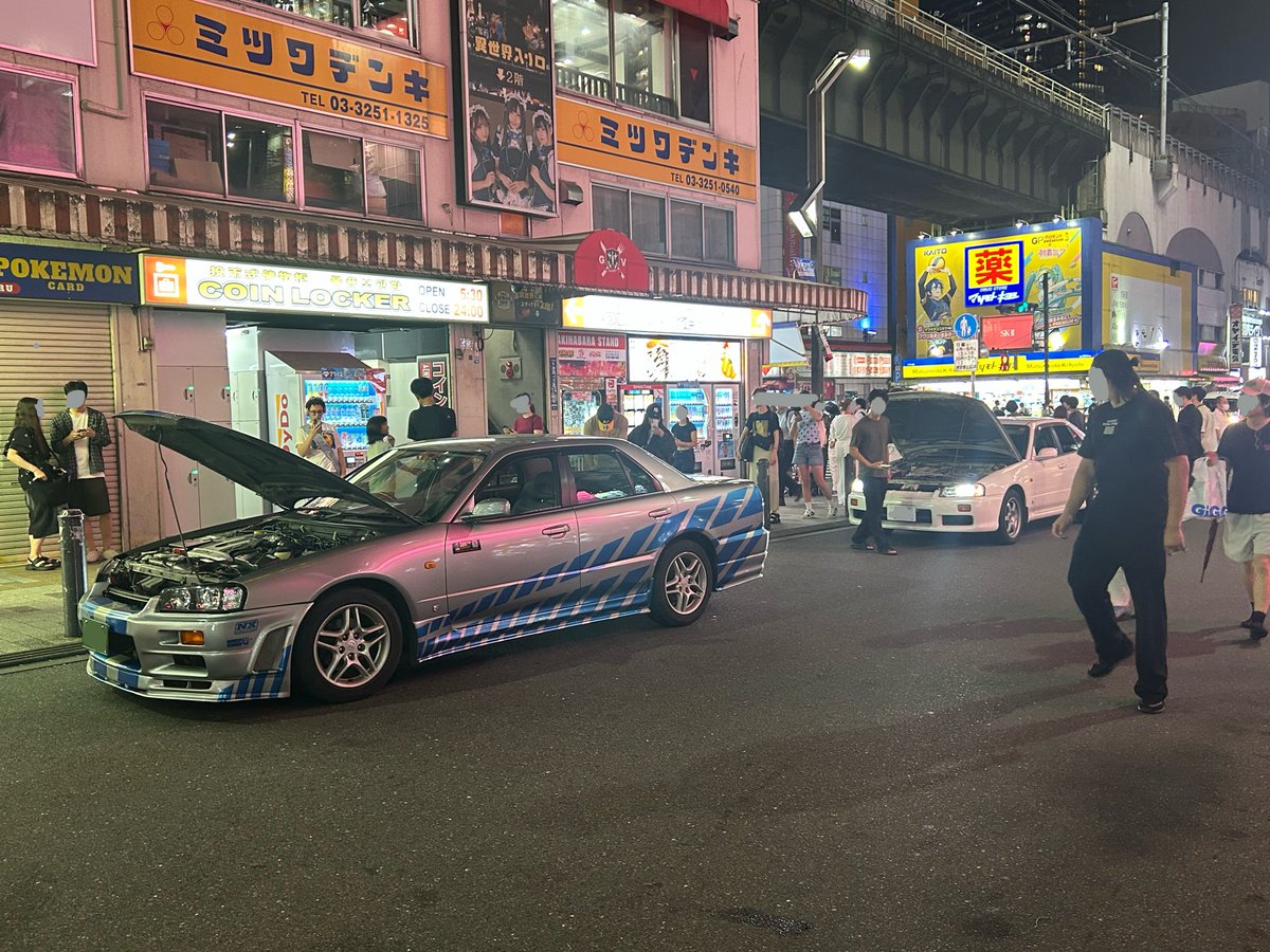 tyama_fd's tweet photo. 噂の４ドアの方ボンネットあけてる。
秋葉原でやんなくても… https://t.co/9X6ux6n3Ja