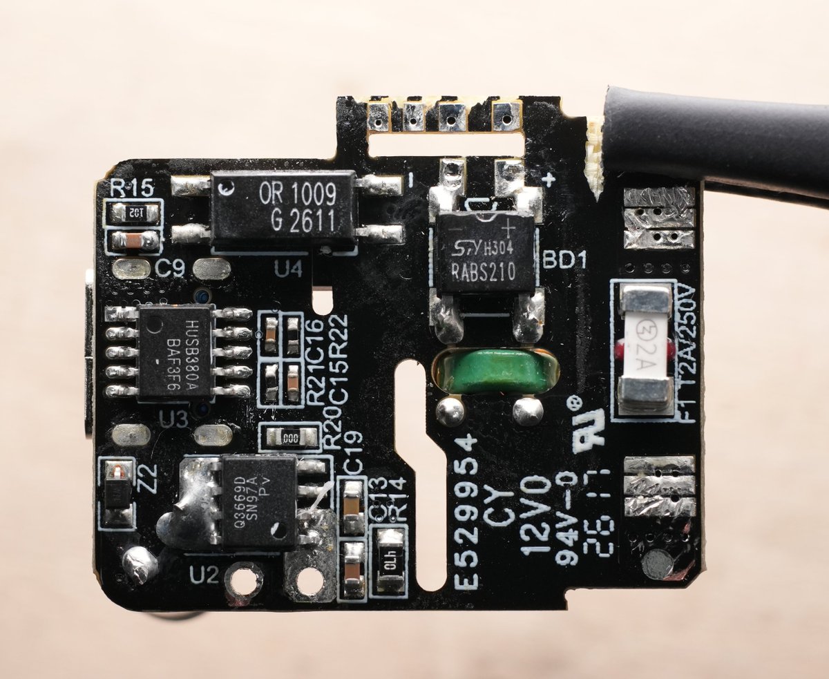 ichiken_make's tweet photo. 話題のダイソー880円 30W GaN USB充電器を購入、分解しました。 https://t.co/Rb3R5IkqSo