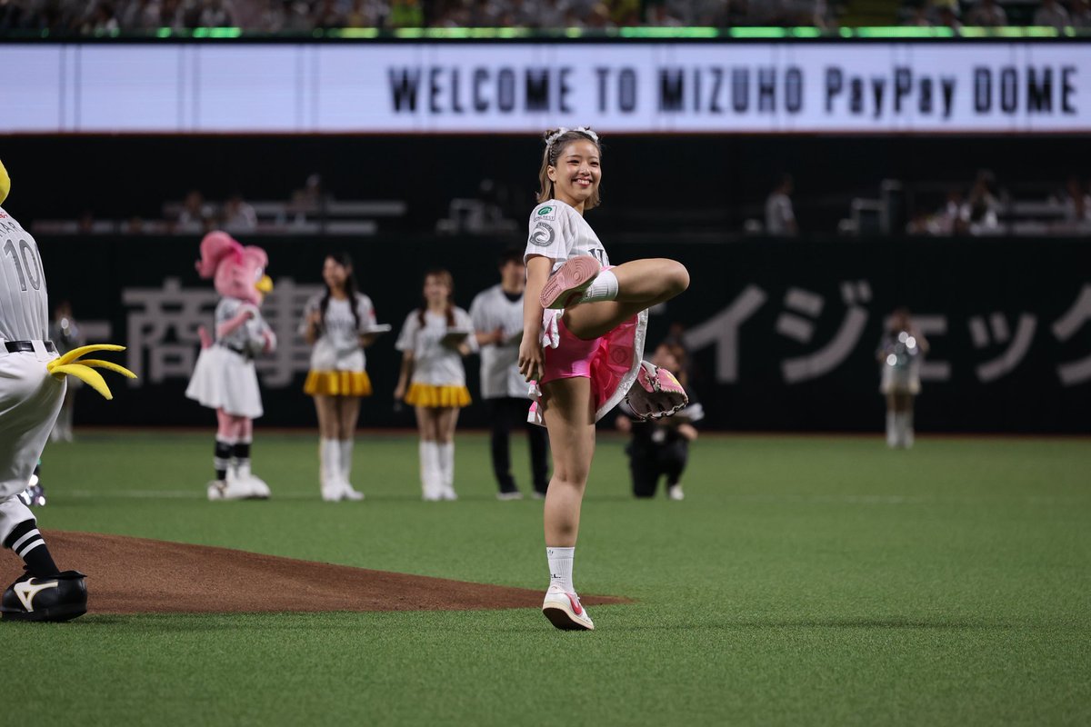 k1wgp_pr's tweet photo. ⚾️石井一成選手、木村萌那選手が福岡ソフトバンクホークスのセレモニアルピッチに登場✨

石井選手はノーバウンドの剛速球、木村選手は”もな前蹴り”を披露して会場を大いに盛り上げました🔥

当日の模様はこちら👇
https://t.co/6F1OK4rkLD

#k1wgp #k1max #sbhawks https://t.co/xYF6vCAima