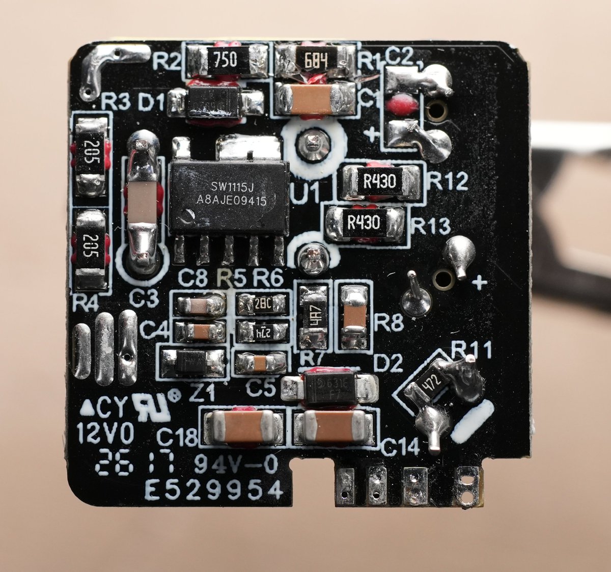 ichiken_make's tweet photo. 話題のダイソー880円 30W GaN USB充電器を購入、分解しました。 https://t.co/Rb3R5IkqSo