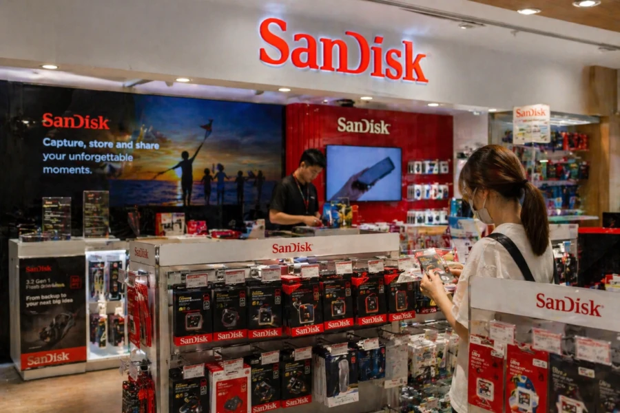 il_matematico's tweet photo. #StockScreening
$SNDK - Sandisk Corporation
NAND flash maker whipsaws on a Meta deal and big target hikes.
Drawn from a twice-monthly screening across a broad universe, offered as a research lead, not a buy call. More names to follow.
Sandisk makes NAND flash memory and storage products for PCs, mobile devices, data centers and cloud customers, spun off as an independent company in 2024.
Reuters reported a multi-year NAND supply deal with Meta on July 9-10, adding to bullish catalysts: Bernstein hiked its target to $3,000 from $1,700, and Goldman raised its target sharply on tight memory supply.
Shares are still down roughly 24% this month after doubling in H1 2026, reflecting sharp swings around the AI-memory trade.
Trailing P/E is elevated near 64x, with gross margin around 56% on the latest quarter.
undervaluation: -13.6% vs screening price.
My "Interest Score" rates this stock 4.5/6.
Not financial advice, for informational purposes only.
#Finance