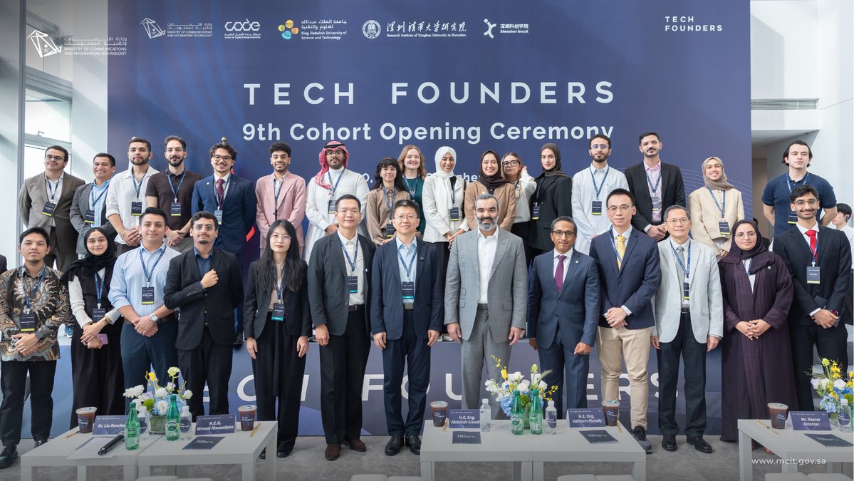 McitGovSa's tweet photo. معالي المهندس عبدالله السواحه @aalswaha يزور مركز كاوست للابتكار في شينزن @KAUST_News، ويلتقي رواد الأعمال المشاركين في الدفعة التاسعة من برنامج #Tech_Founders؛ للاطلاع على مشاريعهم وابتكاراتهم، وبحث فرص تمكين الشركات السعودية الناشئة من الوصول إلى منظومة شينزن في التقنية والتصنيع والاستثمار، بما يعزز حضور التقنيات السعودية عالميًا ويدعم مستهدفات #رؤية_السعودية_2030.