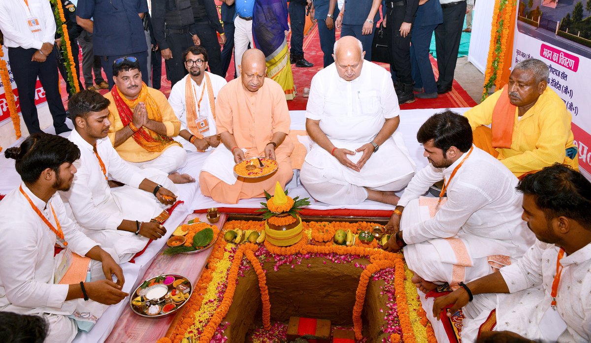 myogiadityanath's tweet photo. डबल इंजन की भाजपा सरकार विरासत और विकास के संकल्प को प्रतिबद्धता के साथ आगे बढ़ा रही है।

महर्षि वशिष्ठ की तपोभूमि एवं आस्था के पावन केंद्र मखौड़ा धाम से जुड़े जनपद बस्ती के हर्रैया एवं कप्तानगंज विधान सभा क्षेत्रों में ₹504 करोड़ से अधिक लागत की 77 विकास परियोजनाओं का आज लोकार्पण/शिलान्यास किया।

साथ ही, विभिन्न लोक-कल्याणकारी योजनाओं के लाभार्थियों को प्रमाण-पत्र, स्वीकृति-पत्र, आवास की चाबी और चेक भी वितरित किए।

सभी लाभार्थियों एवं जनपद वासियों को हार्दिक बधाई।