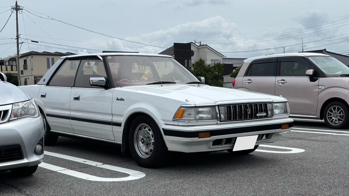 lolimu_tic's tweet photo. 人事が車大好きでクラウンが刺さりに刺さってたし、みんな年齢層高いから職場のアイドルになってるうちの車 https://t.co/J70YRG0Q8u