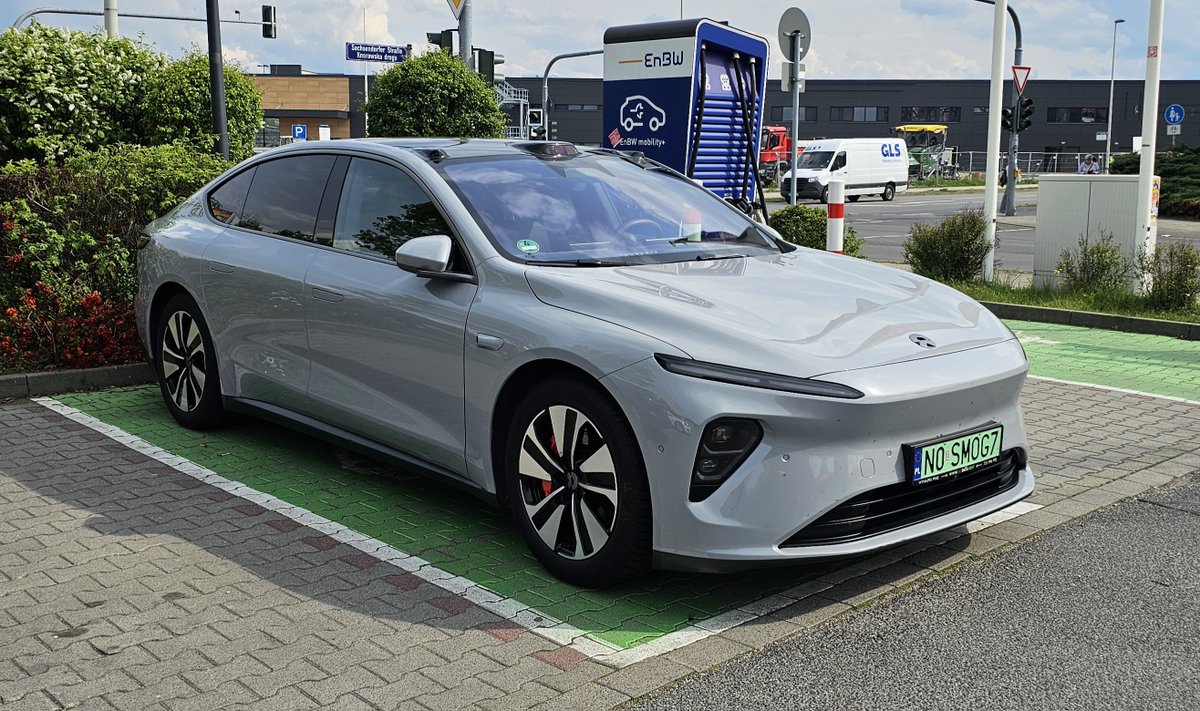 NoSmogRent's tweet photo. Są dwa rodzaje aut: jedne zostawiają za sobą spaliny… drugie zostawiają tylko dobre wrażenie. Dziś przede mną Tesla. 

Jeszcze kilka lat temu elektryk kojarzył się z przyszłością. Dziś ta przyszłość stoi pod domem, czeka na Ciebie i potrafi wyprzedzić niejeden samochód na drodze. 

Nie musisz wierzyć na słowo — wystarczy usiąść za kierownicą.
Zapraszamy na https://t.co/5uz7nxDphI