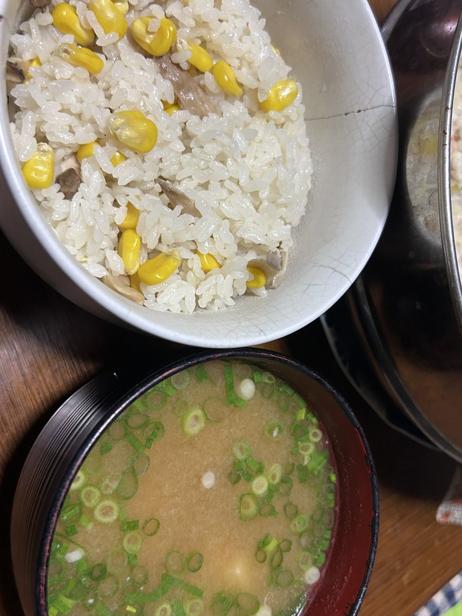 MATTARINEKOkob1's tweet photo. #晩御飯  #夜ごはん  #飯テロ  #おうちごはん  #おうち居酒屋 
こちら面倒くさがってソーシャルディスタンスを守らなかった焼売(鶏挽肉と海老)＆トウモロコシの炊き込みご飯、豆腐とめかぶの味噌汁でございますよええ。 https://t.co/5FvL2cKlKT