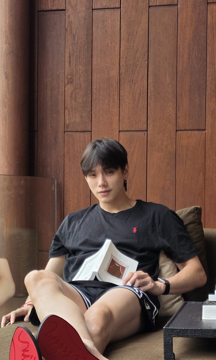 Jiajia_1001's tweet photo. เห็นถ่ายภาพติดหนังสือ “SELF - SEARCHING คุณค่า ตัวตน คน ละคร” แทบจะทุกภาพเลย ช่วงนี้ติดอ่านหนังสือเหรอคับ ดีจัง ได้อยู่กับธรรมชาติ มีหนังสือช่วยทบทวนความคิด ทบทวนตัวเอง ต้าห์อู๋ไม่เคยหยุดพัฒนาตัวเองเลยเนอะ เก่งจังคับ ❤️🦖

#ต้าห์อู๋ #DAOU #oueiija https://t.co/VlCMezpIRy