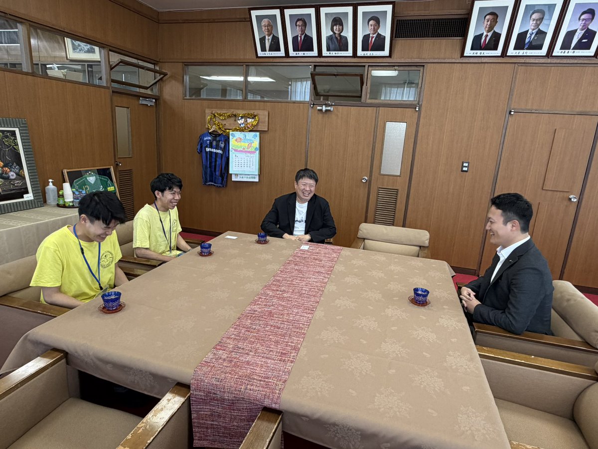 kyan_aki's tweet photo. 自分たちが子どもの頃にもらった体験を、次の世代へ。
大東市議会議長との対談で、学生リーダーたちが活動への想いを語りました。
「仲間と活動する楽しさと、子どもたちの笑顔が原動力です。」
#YouthandLife #大東市青少年協会 #キャンプリーダー https://t.co/Hd6RwHnAzU