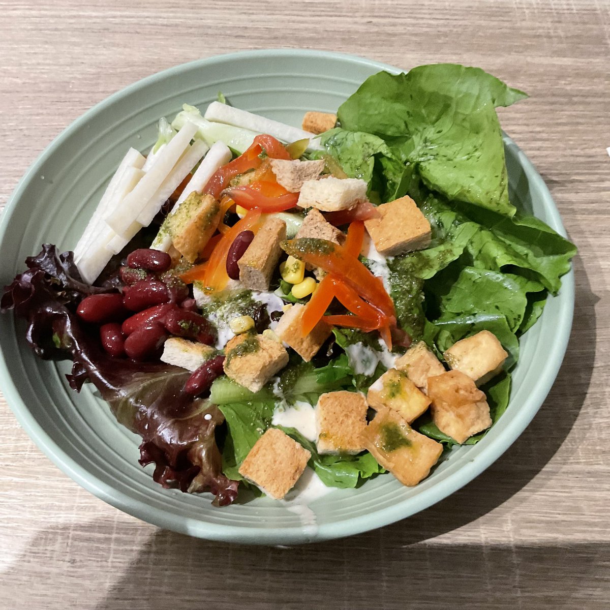 pinghuins's tweet photo. whatever this salad i made is.. https://t.co/FxY4yXQk0r