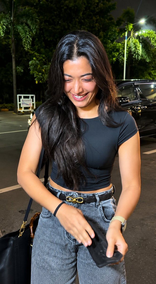 t_celebs's tweet photo. Rashmika Mandanna was already gorgeous before marriage, but after marriage, she reached a different peak of hotness. 💀📈 https://t.co/aWU4gxa278