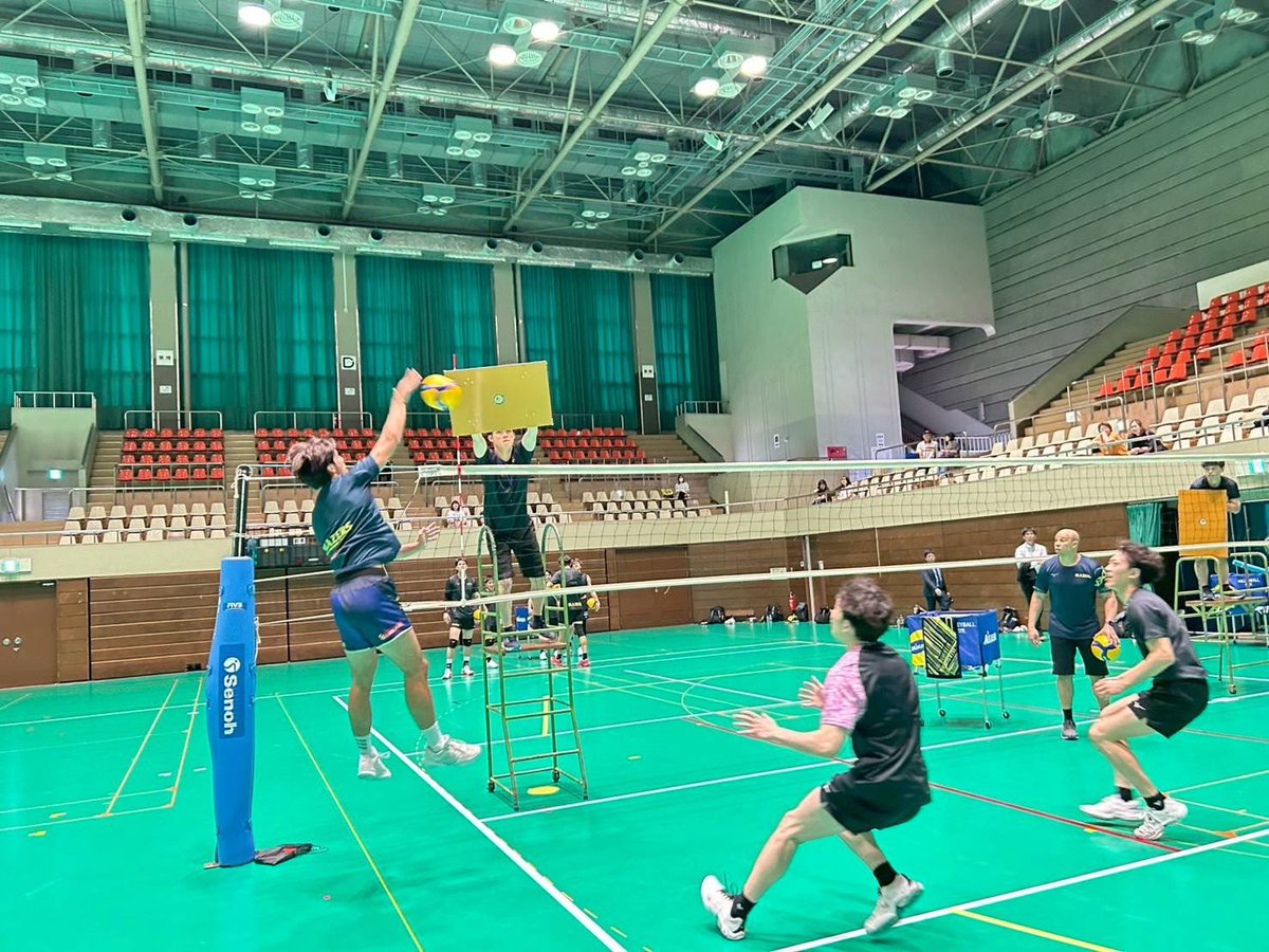 sakaiblazers's tweet photo. リーグの試合日程が発表となりましたが、チームはシーズンに向けて合宿で強化しています💪
本日もサイクルショップコダマ大州アリーナで練習を行い、ボールを使った練習とトレーニングを行いました‼️🔥

明日も練習公開日となっていますので、是非ご覧ください🦖

🏐詳しくはこちら🏐
https://t.co/HEDX2y0kqQ

#大同生命svリーグ #バレーボール
#日本製鉄堺ブレイザーズ