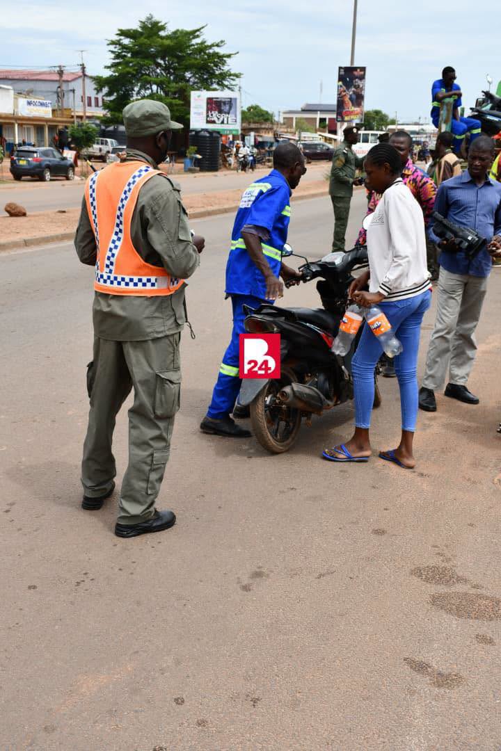 burkina24's tweet photo. Motos de 50 à 125 cm³ : Les nouvelles règles de circulation désormais sanctionnées à Ouagadougou

https://t.co/c5Ec4WTAo4 https://t.co/CAZsopbitF