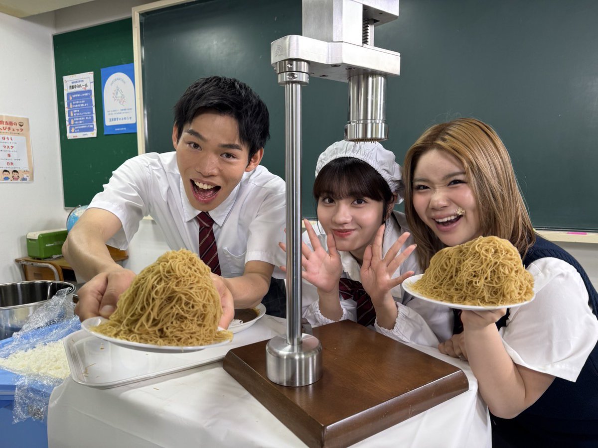honjitsumo_zz's tweet photo. ／
           📸オフショット公開📸
　　『給食で搾りたてモンブラン』
＼

本日も絶体絶命。ショートコント

⏬コント本編は下記の引用動画から
     ご覧ください！ https://t.co/IZxQcYosf5