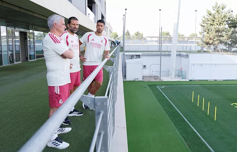 SeputarMadrid's tweet photo. 🚨 José Mourinho bersama dua asisten pelatihnya, João Tralhão dan Sami Khedira, di Valdebebas hari ini. https://t.co/pS9hh2YiST